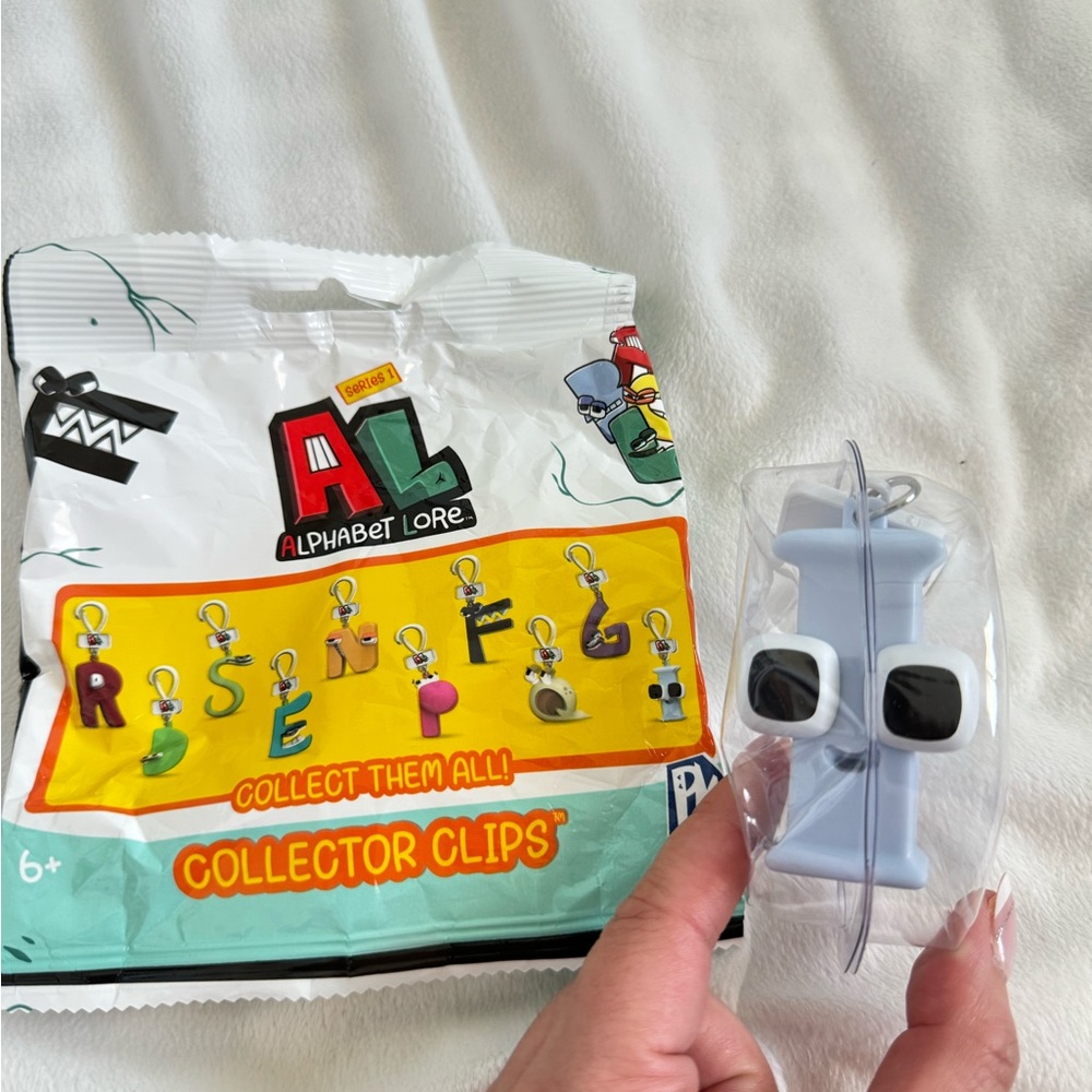 Alphabet Lore Collector Clip blind bag. Letter I